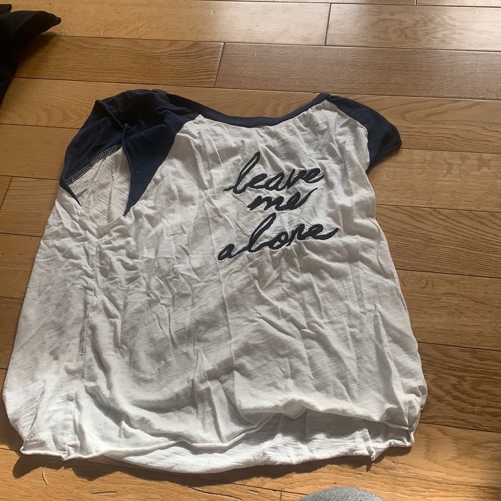 Short sleeve with design at front